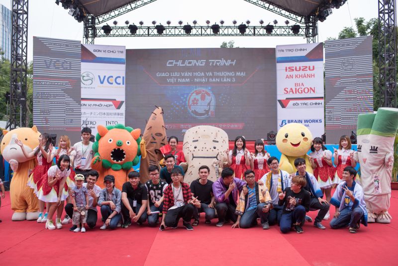 Khách tham quan chụp hình giao lưu